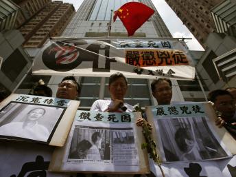 香港人6月7日在中国政府驻港机构门前示威要求彻查李旺阳死因