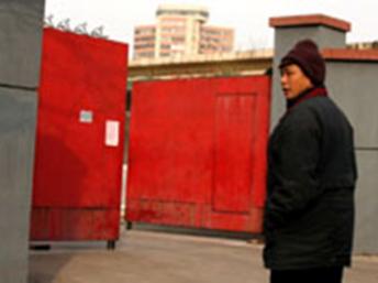 2009年二月八日上访维权代表郑大靖站在曾经遭酷刑“黑监狱”门前。