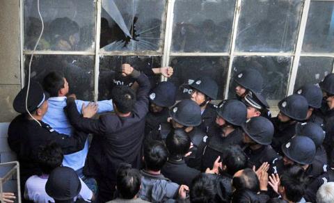 板桥阿依村村民和保安发生冲突