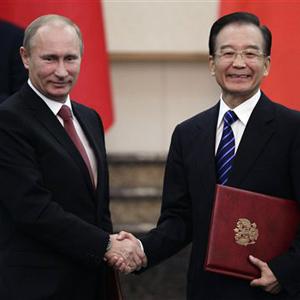 俄罗斯总理普京(左)10月11日在北京与中国总理温家宝会晤