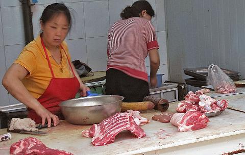 北京农贸市场上，中国猪肉价格猛涨