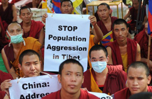 今年三月以来，四川藏区九名藏人因抗议当局而自焚。印度达兰萨拉“藏人行政中央”星期三在新德里发起声势浩大的声援活动，全球三千藏人参加。