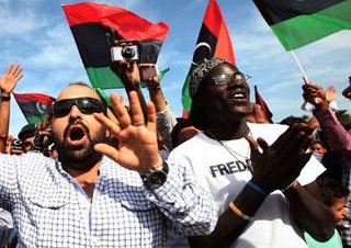 10月20号利比亚人在首都的黎波里庆祝卡扎菲被击毙