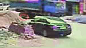 小杨洋在家店铺附近玩沙时不幸遇难。