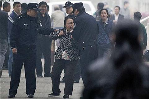 中国警察10月20日从北京一家法院附近拖走一名女性上访者。当时被拘押的人权活动人士王荔蕻正在这家法院出庭受审