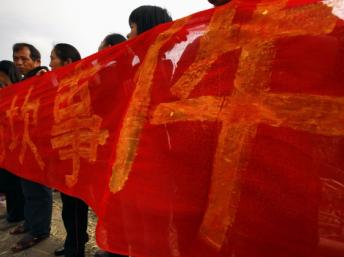 乌坎村民手持横幅欢迎广东省工作组进村 2011 12 21