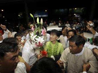 昂山素季在仰光登机赴美前，当地民众向她热烈献花