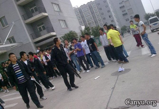 在富士康领导管理下飞扬跋扈的保安们日常粗暴对待普通员工的一幕