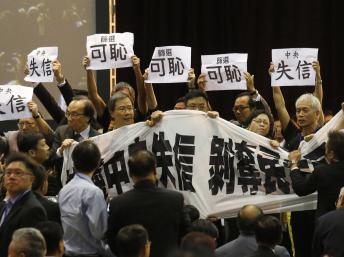 2014年9月1日，香港泛民主派议员在全国人大常委会副秘书长李飞的记者会上举牌抗议。