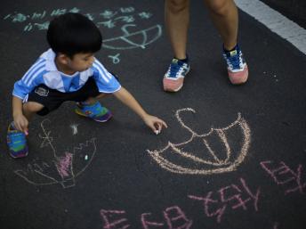 人民日报通过海外版第一次将香港占中定性为动乱 路透社照片