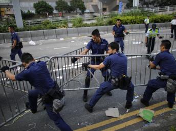 香港警察拆除路障 2014年10月13日。