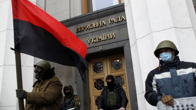 乌克兰反政府抗议人士2月22日控制了首都基辅以及议会大楼
