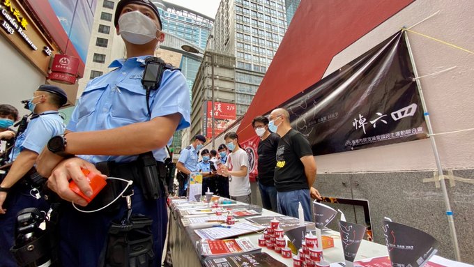 香港支联会街站派蜡烛坚持悼念六四 吁市民两手准备烛光遍地开花