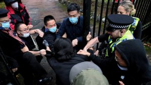 英警方调查中共驻曼彻斯特领馆人员把抗议者拉进领馆殴打事件