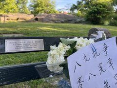 周锋锁：去世六周年前夕，刘晓波纪念长椅在中央公园永久树立（中英文）