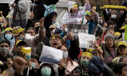 台湾“蓝白”阵营闯关争议三法 逾千民众抗议在野党修法附和中国