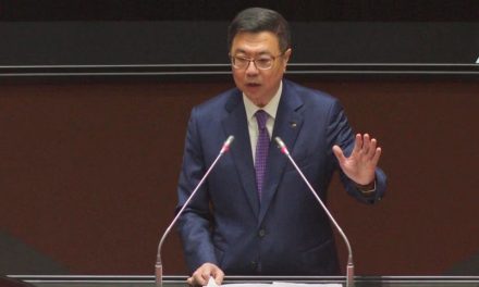 台湾行政院长哀叹政府预算遭立法院“自杀式删减”，考虑吁请“复议”