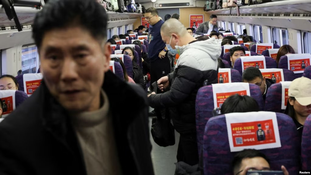 中国春运机票车票现“骨折价”: 百姓兜里没钱、出行需求萎缩