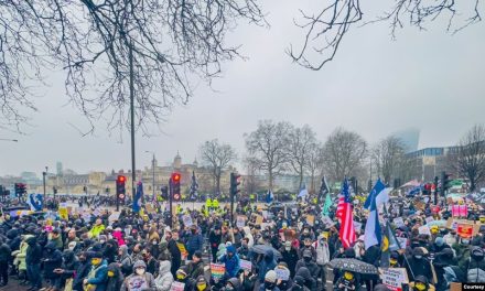 3000人于伦敦的中国新大使馆选址示威 挤满邻近马路 反对“巨型间谍中心”