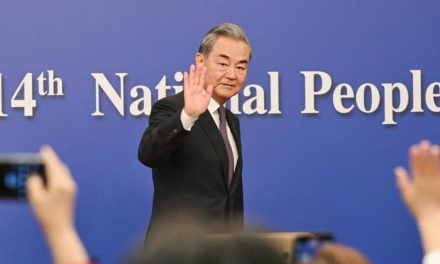 中国外长再现战狼外交 分析: 强硬作风难掩北京对特朗普外交的被动应对