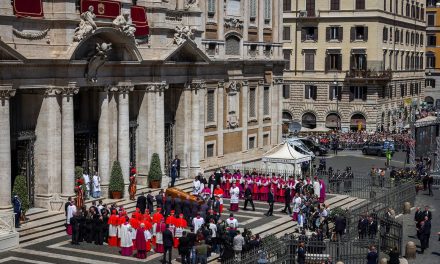 北京缺席教皇葬礼 神学家：打了棺材中的方济各一巴掌