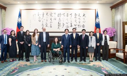 美参议员达克沃斯访问台湾